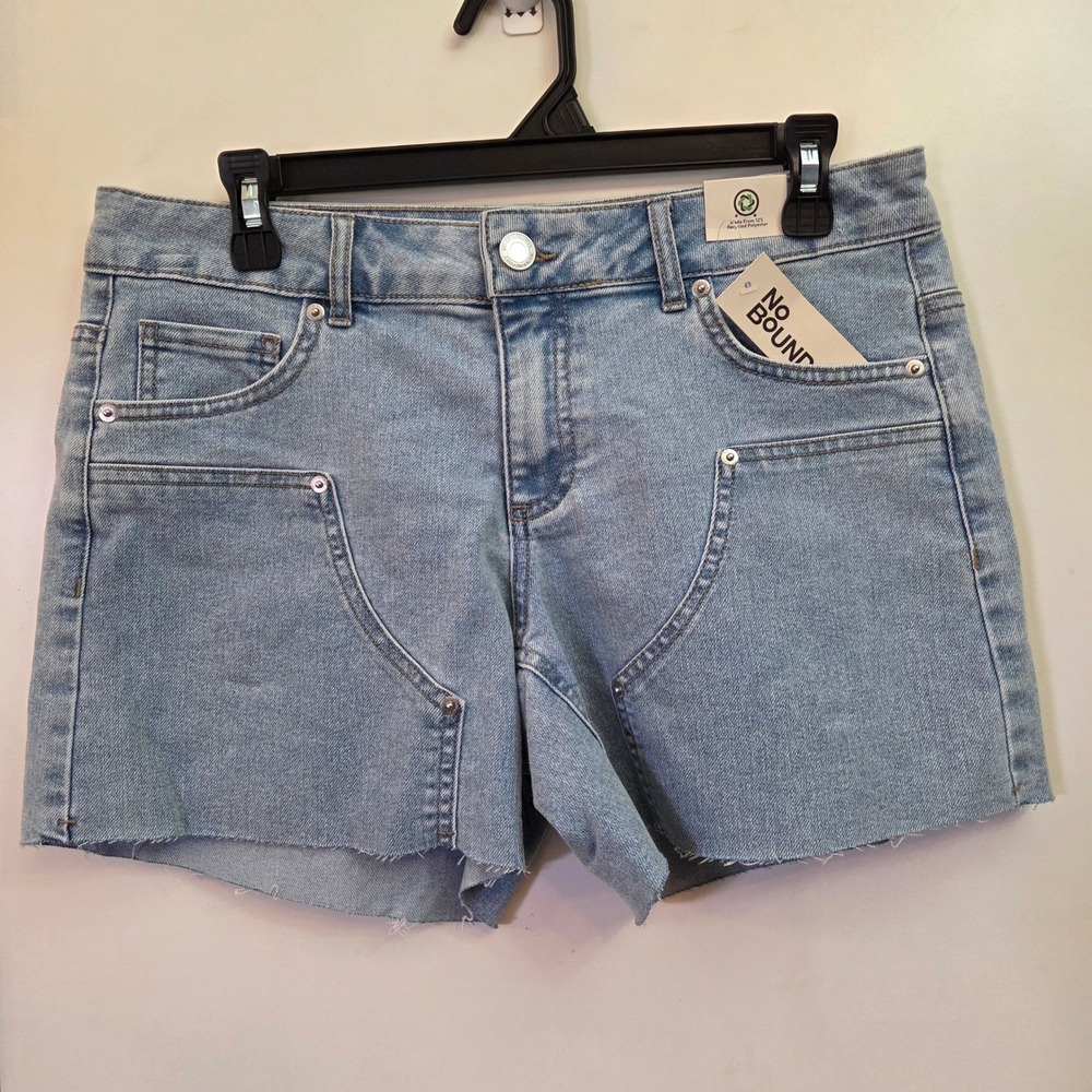 No Boundaries Womens Light Wash Relaxed Denim Shorts 5 Inseam Raw Hem Size 4